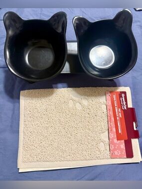 Cat head shaped off the floor bowls for cats (or 🐶 dog!) & NWTs 16”x12” pet mat.